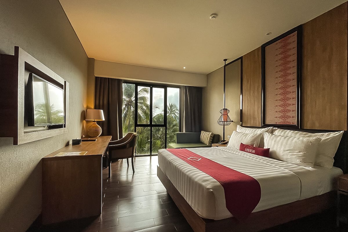 Deluxe Double or Twin Room | Blackout drapes, iron/ironing board, bed sheets