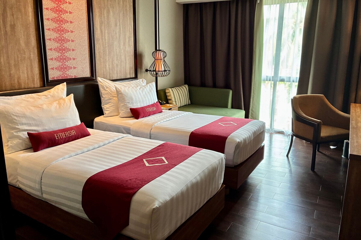Deluxe Standard Twin | Cortinas opacas, tabla de planchar con plancha, ropa de cama