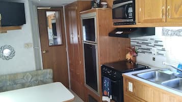 Refrigerador, microondas, cafetera y tetera y tostadora