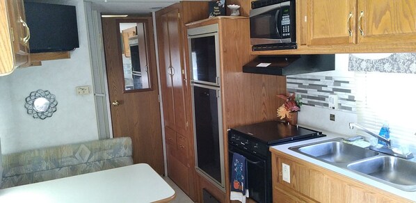Fridge, microwave, coffee/tea maker, toaster - Glamping in beautiful Bartow central FL (Bartow)