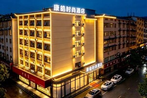 A multi-story hotel with a prominent entrance and several balconies.