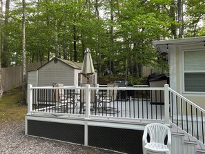 Outdoor dining - Point Sebago 3 BR, 1.5 bath Maine lake cottage near beach on Purple Rd (Casco)