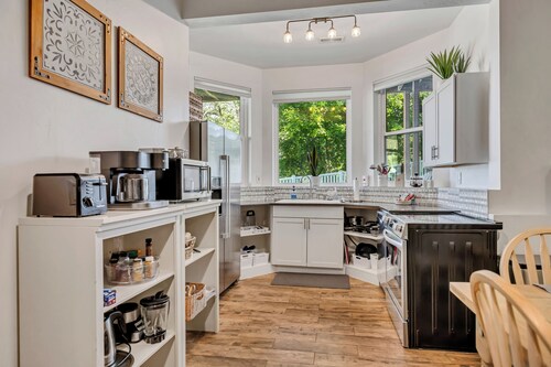 Mountain View Retreat: 2 BR/2 BA Spacious & Cozy!