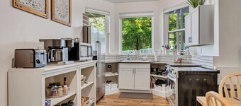 Mountain View Retreat: 2 BR/2 BA Spacious & Cozy!