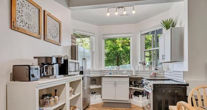 Mountain View Retreat: 2 BR/2 BA Spacious & Cozy!