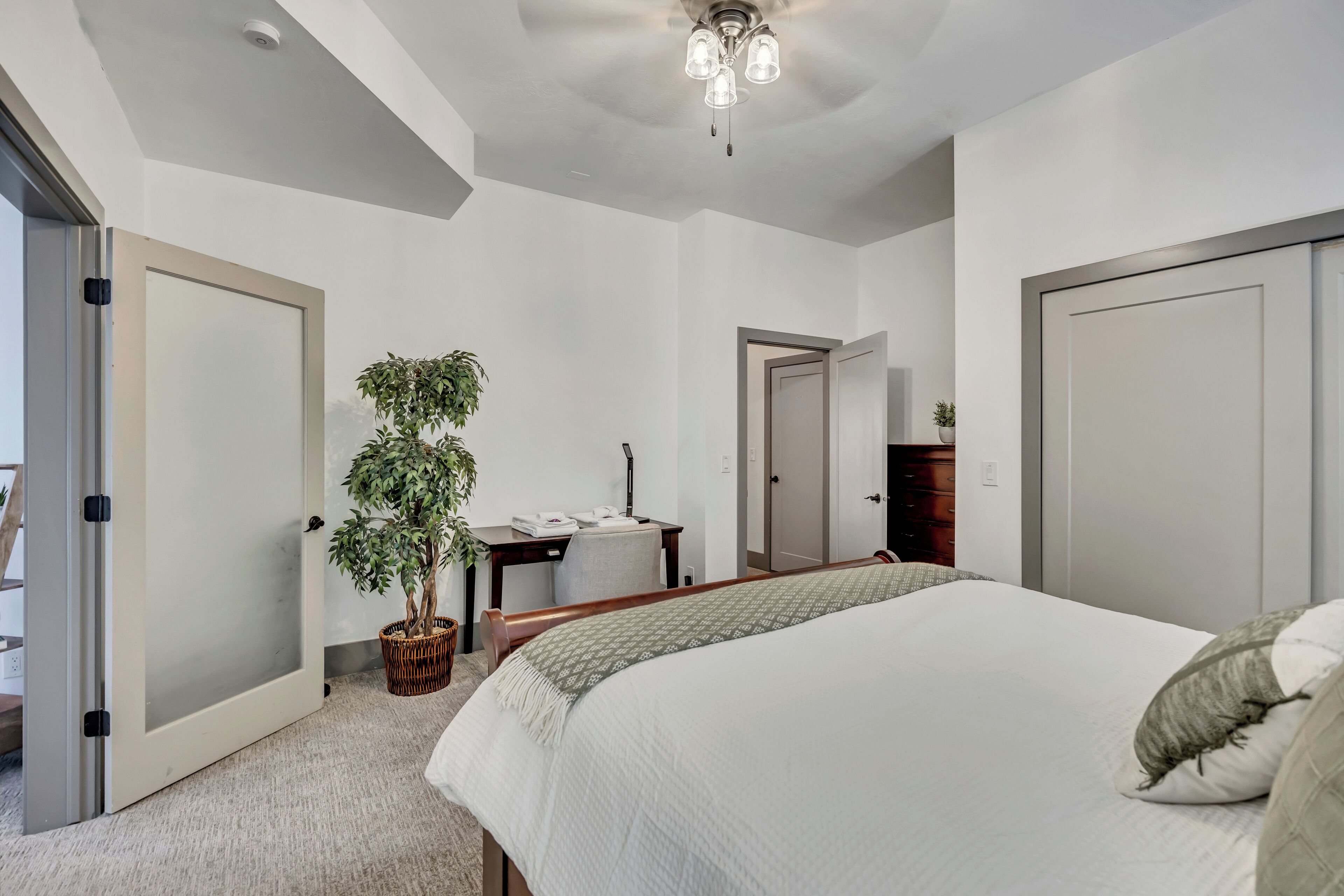 2 slaapkamers, een strijkplank/strijkijzer, reisbedje, gratis wifi