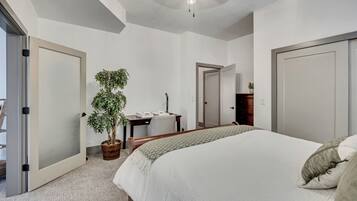 2 slaapkamers, een strijkplank/strijkijzer, reisbedje, gratis wifi