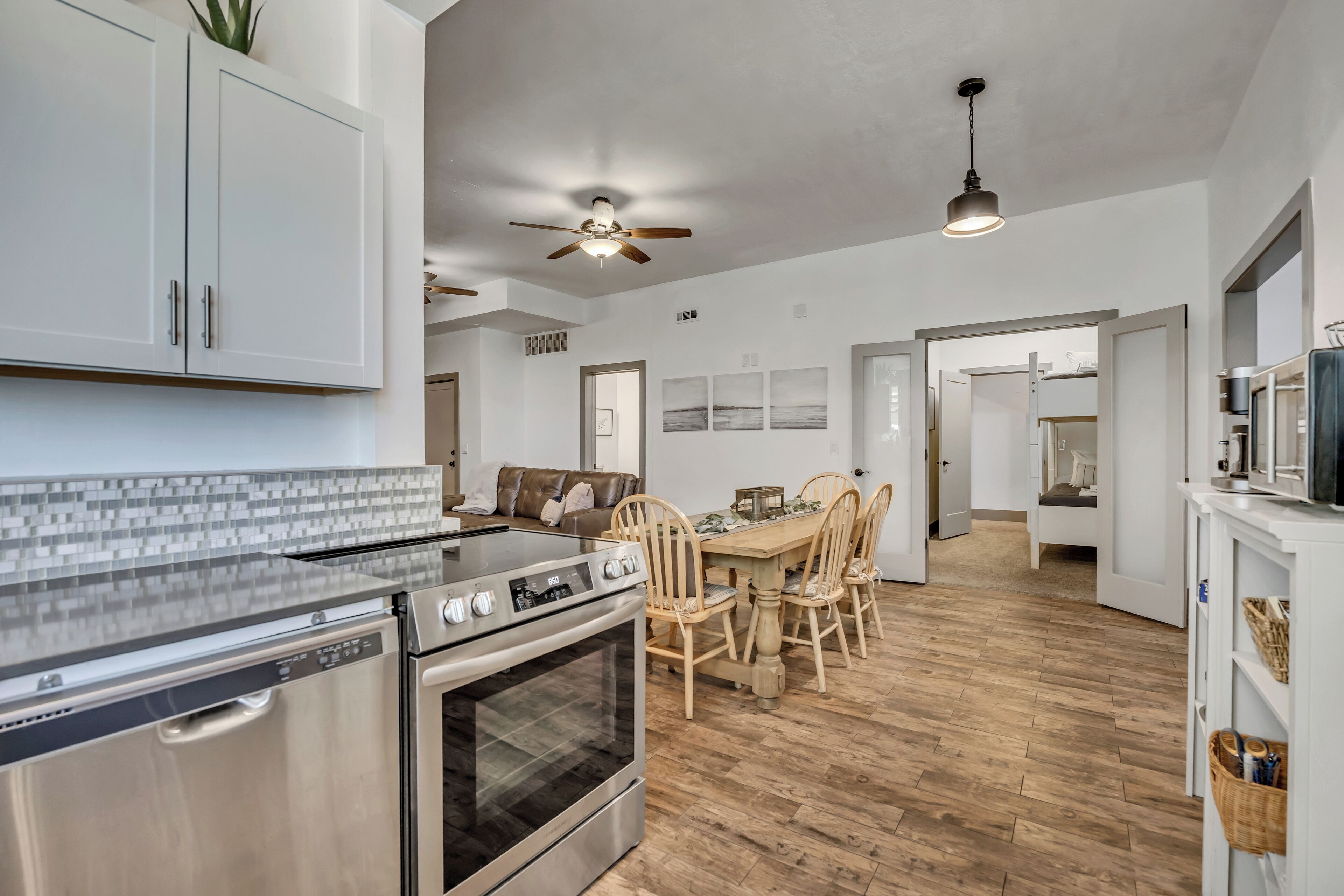 Kjøleskap, mikrobølgeovn, ovn og kokeplater