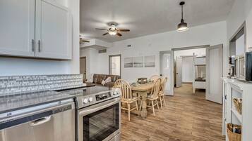 Geladeira, micro-ondas, fogão, cooktop