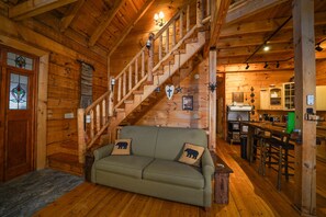 Smart TV, chimenea, reproductor de DVD y libros