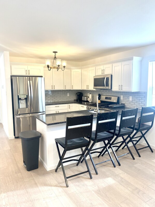 Kjøleskap, mikrobølgeovn, ovn og kokeplater