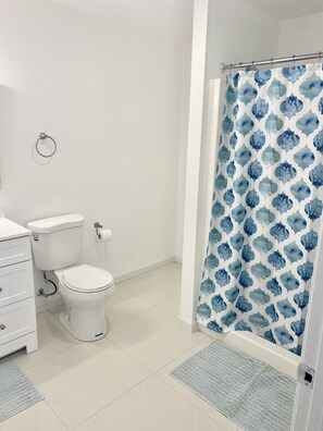 Chuveiro/banheira combinados, toalhas de banho, sabonete, shampoo