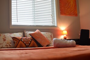 Chambre simple de base | Décor unique, ameublement unique, bureau