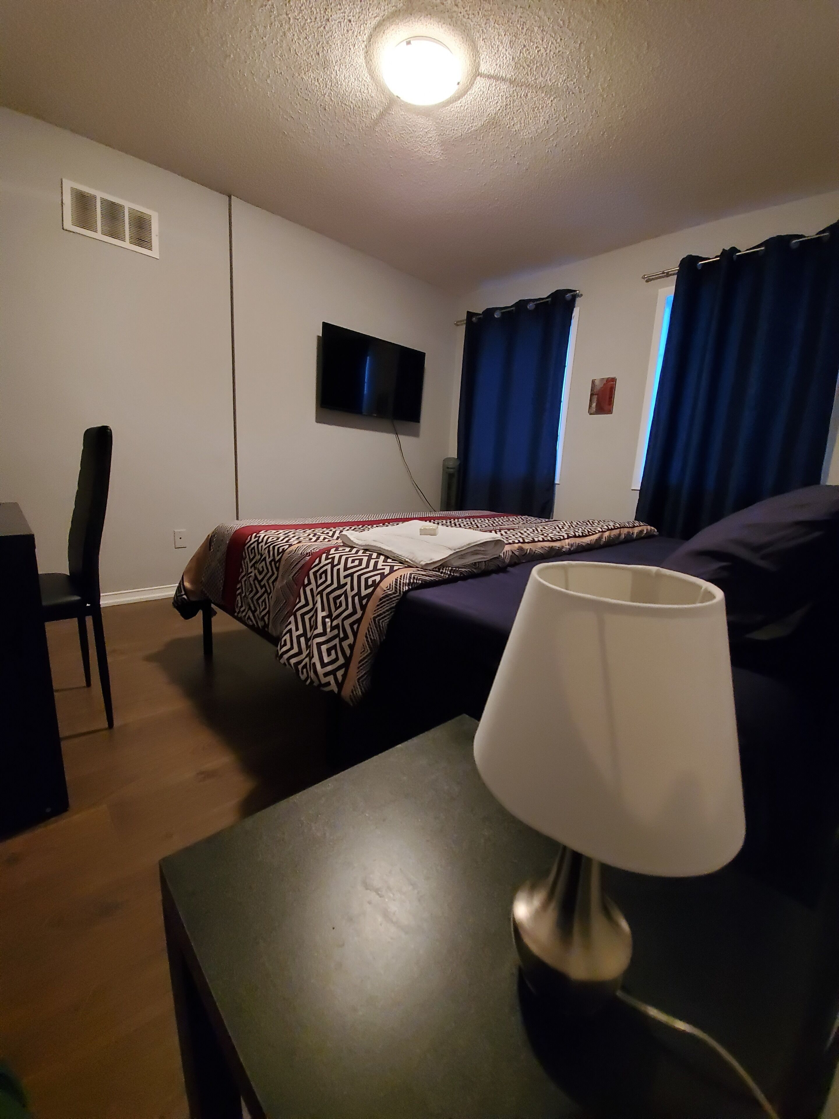 Phòng đơn cơ bản | Trang trí khác biệt, trang bị nội thất với thiết kế riêng biệt, bàn 