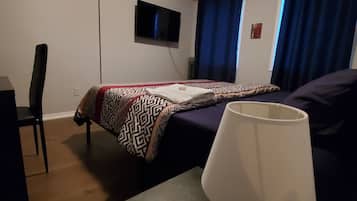 Phòng đơn cơ bản | Trang trí khác biệt, trang bị nội thất với thiết kế riêng biệt, bàn