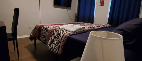 Basic enkelrum | Individuell inredning, unika möbler, skrivbord och arbetsyta för laptop