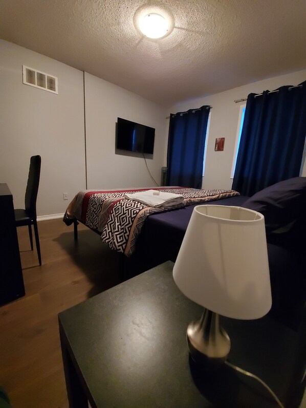 Chambre simple de base | Décor unique, ameublement unique, bureau