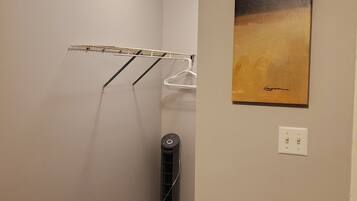 Basic Single Room | Dihias secara berasingan, dilengkapkan perabot secara berasingan, meja