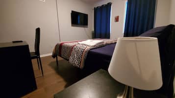 Basic Single Room | Dihias secara berasingan, dilengkapkan perabot secara berasingan, meja
