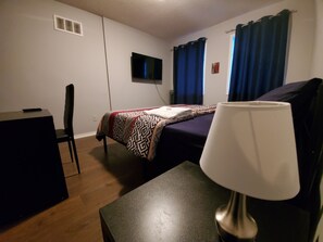 Chambre simple de base | Décor unique, ameublement unique, bureau