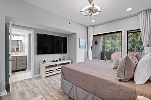 2 soverom, skrivebord, strykejern/-brett og reiseseng for barn