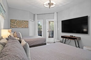 2 soverom, skrivebord, strykejern/-brett og reiseseng for barn