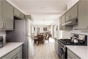 冰箱、微波炉、烤箱、炉灶