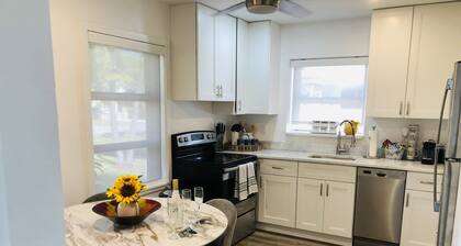 Swinton Cottage by Delray Beach w/ free parking Unit A