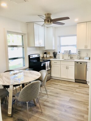 Jääkaappi, mikroaaltouuni, uuni, liesi