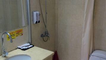 Un bagno con lavandino, specchio, doccia e WC.