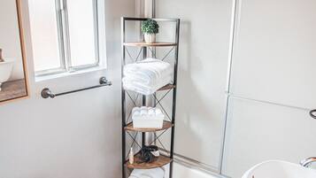 Combinazione doccia/vasca, asciugacapelli, asciugamani, shampoo