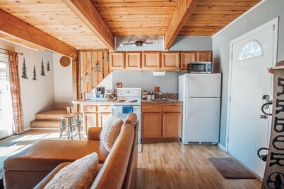 Cute & Cozy Dog Friendly 2BD 1BA w/Mountain View's