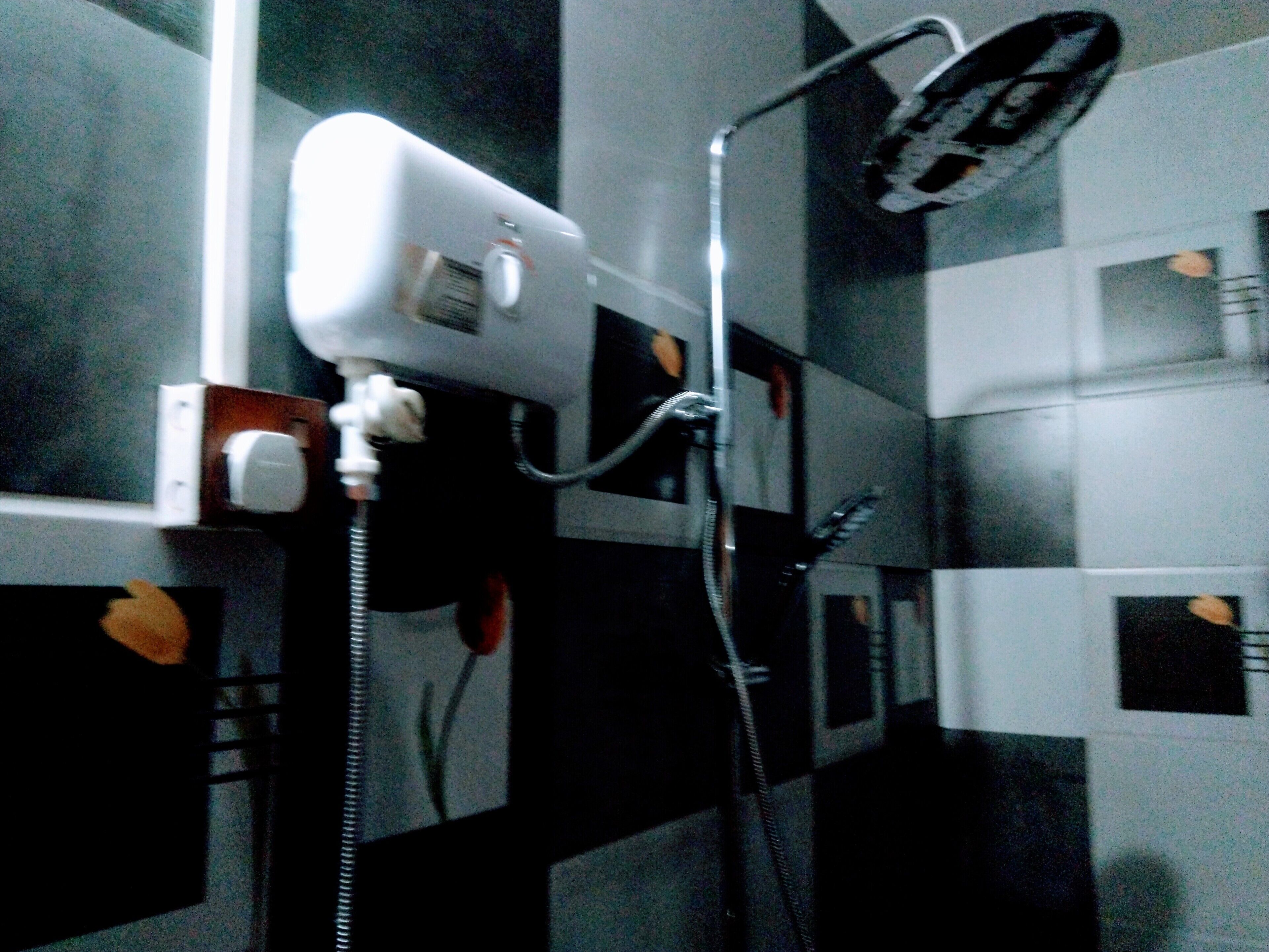 Douche, serviettes fournies, savon, shampoing