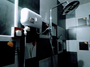 Shower, towels, soap, shampoo - Good Shed Guest House (Kandy)