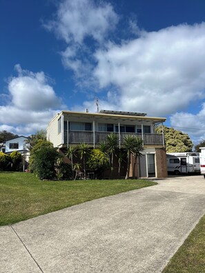 Exterior - Skenes Creek Beach Shack - Cheerful Coastal 2 Bedroom Escape (Skenes Creek)