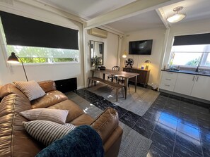 Smart TV, books - Skenes Creek Beach Shack - Cheerful Coastal 2 Bedroom Escape (Skenes Creek)