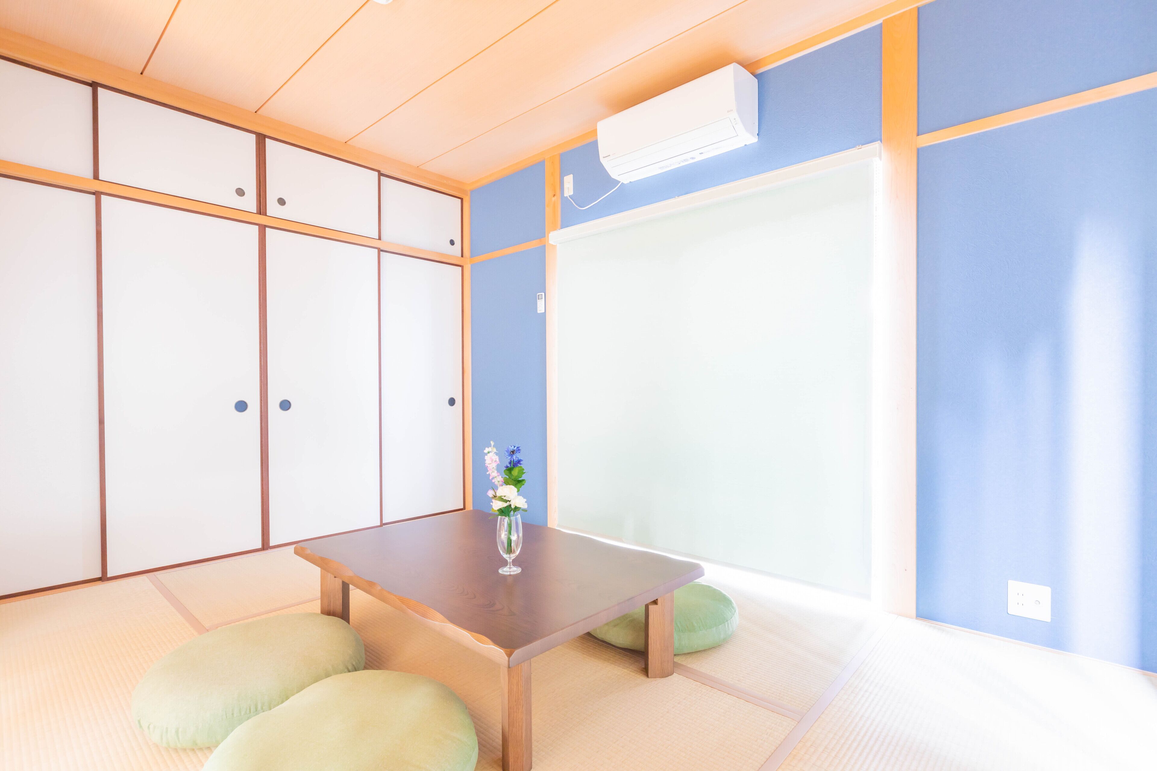 32-inch flat-screen TV with digital channels, TV