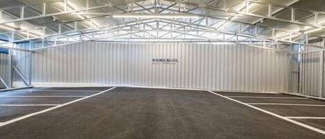 Ein Sportzentrum mit hoher Decke und einer Wand in der Mitte, auf der der Schriftzug 'JINSUO' zu sehen ist.