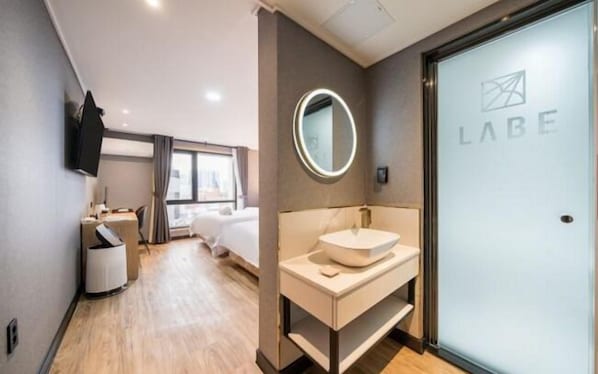 Family Twin Room, 2 Queen Beds, Non Smoking, City View | Premium bedding, memory foam beds, individually decorated - LABE Hotel (Jeonju)