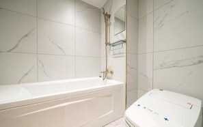 Bañera con ducha, cabezal de ducha con hidromasaje