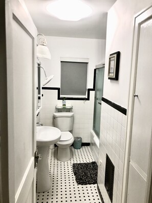 Combined shower/bathtub, hair dryer, towels, soap