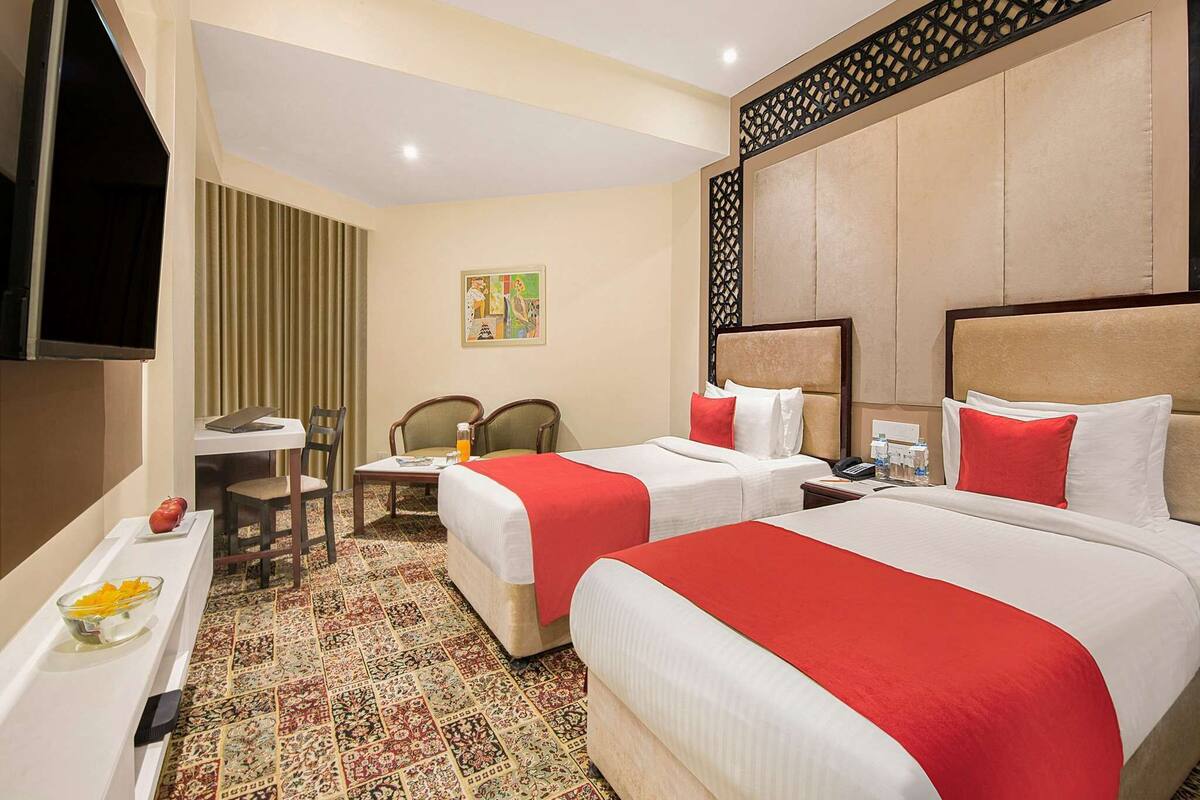 デラックス ルーム シングルベッド 2 台 | 高級寝具、ミニバー、デスク、遮光カーテン