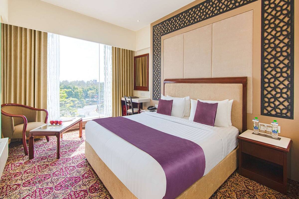 デラックス ルーム ベッド (複数台) | 高級寝具、ミニバー、デスク、遮光カーテン