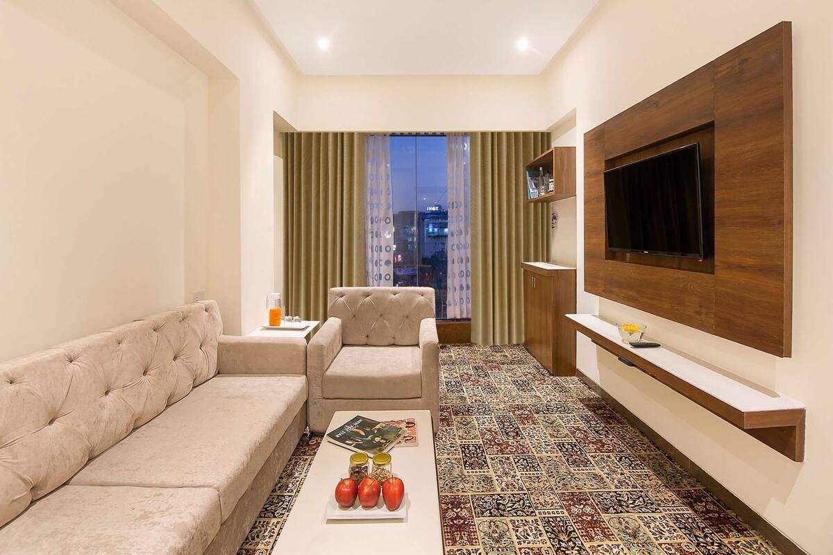 スイート ダブルベッド 1 台 | 高級寝具、ミニバー、デスク、遮光カーテン