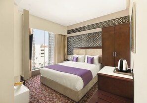 Kamar Double Superior | Seprai premium, minibar, meja kerja, dan tirai kedap cahaya