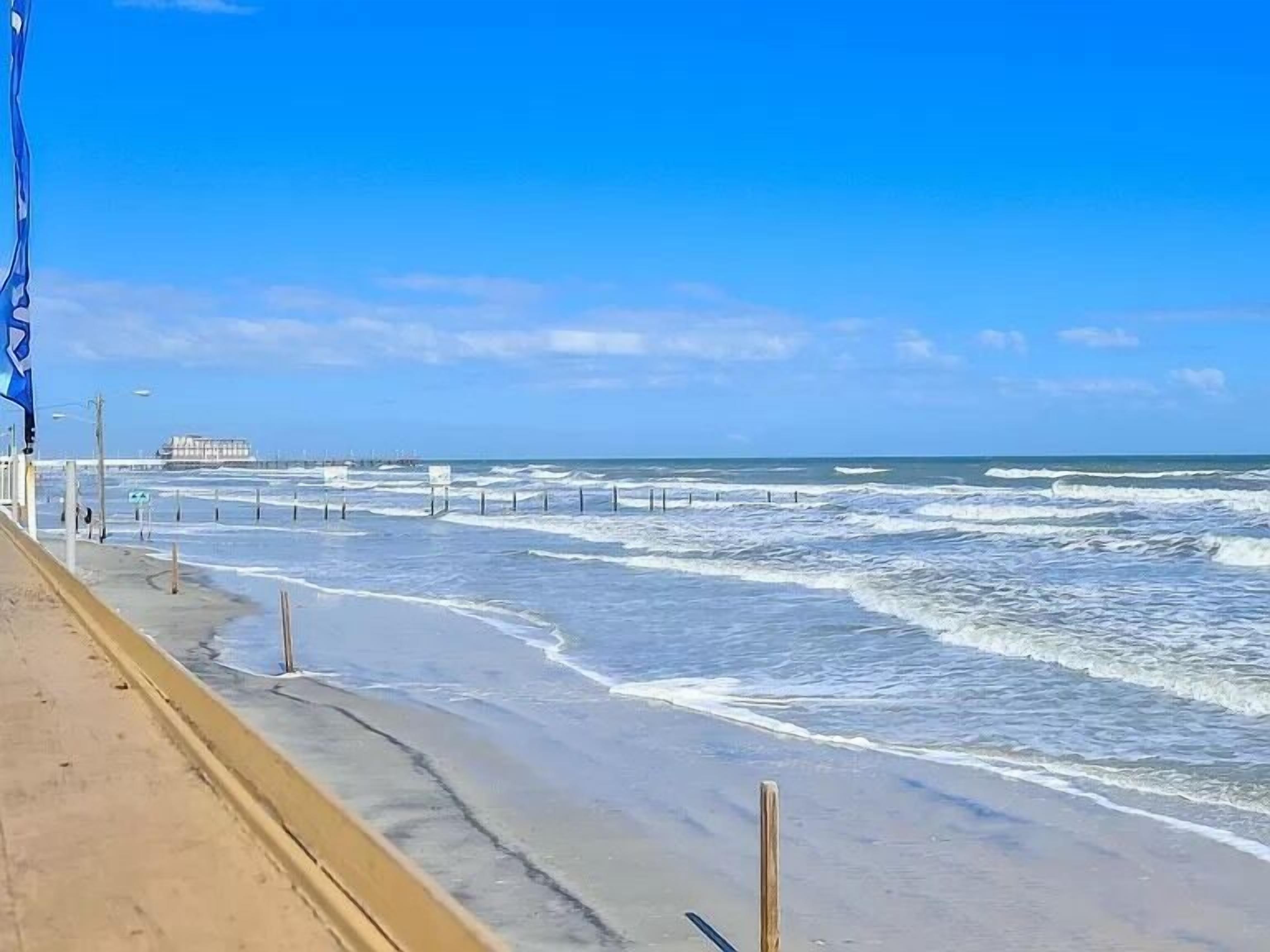 På stranden, solsenger og strandhåndklær