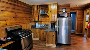 Coffee/tea maker, fridge, microwave, toaster - Cottages near Saratoga Springs (Lake Luzerne)