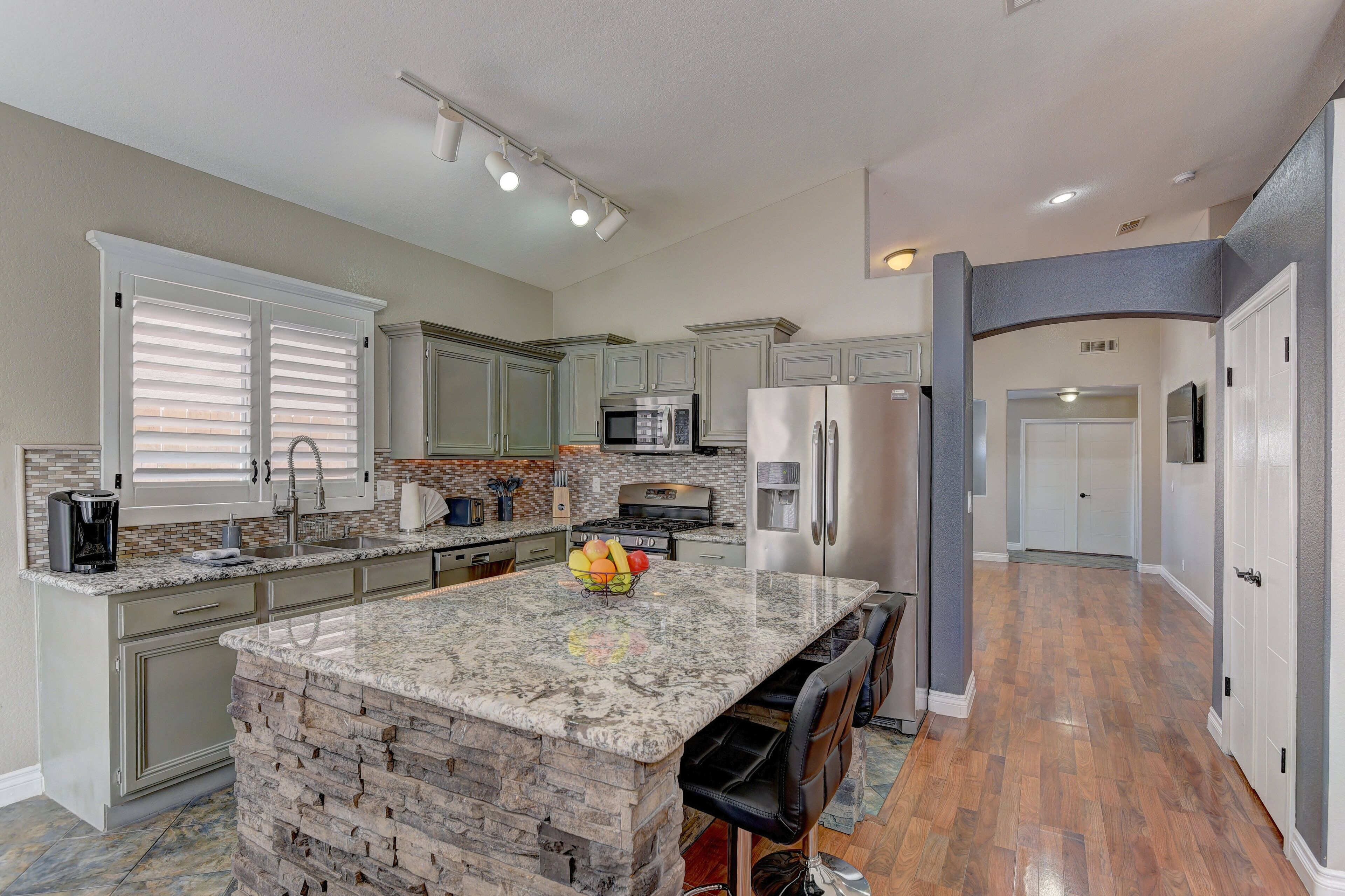 Upscale Single Family Home 4 Bedrooms