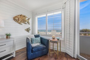 Smart TV, lettore DVD, libri, impianto stereo