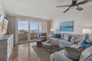 Smart TV, lettore DVD, libri, impianto stereo